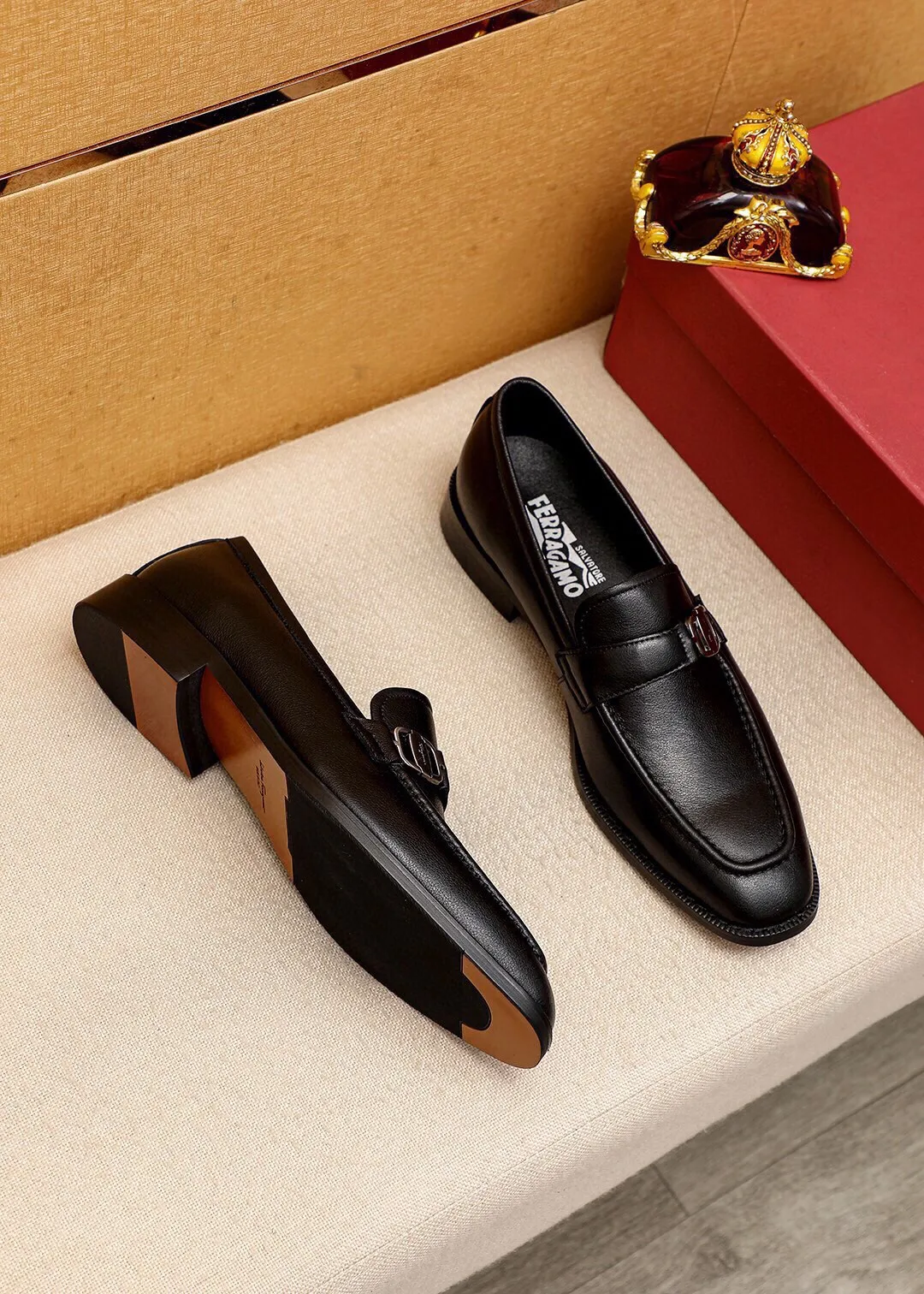 Men's shoes 💰400 💐 Product trademark: Ferragamo "Ferragamo" casual leather shoes Regular size: 39-44 (38.45.46🉑️customized) Product materials: Selected imported calfskin upper + classic hardware buckle, imported pig leather lining. Strong three-dimensional visual effect, non-slip and wear-resistant combination outsole Color: 1⃣️color optional